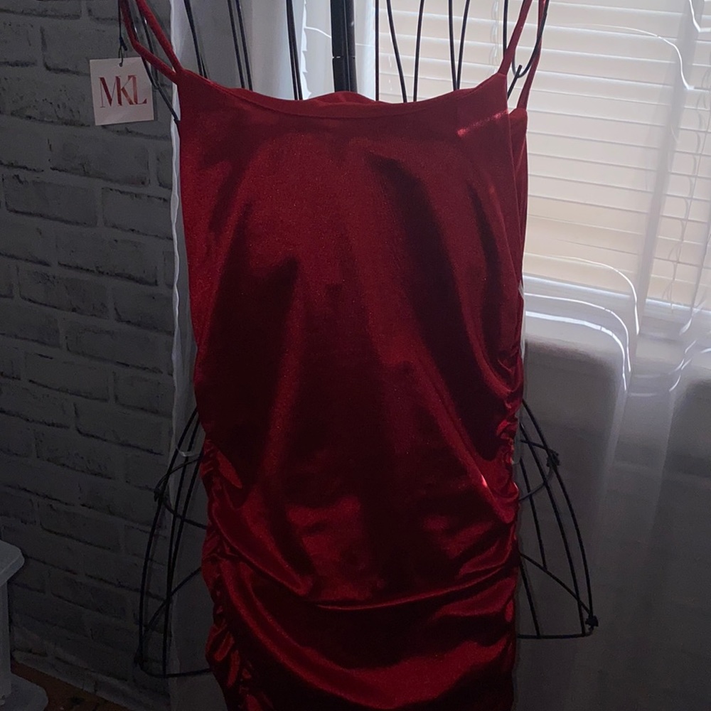Women’s red scrunched side slip dress